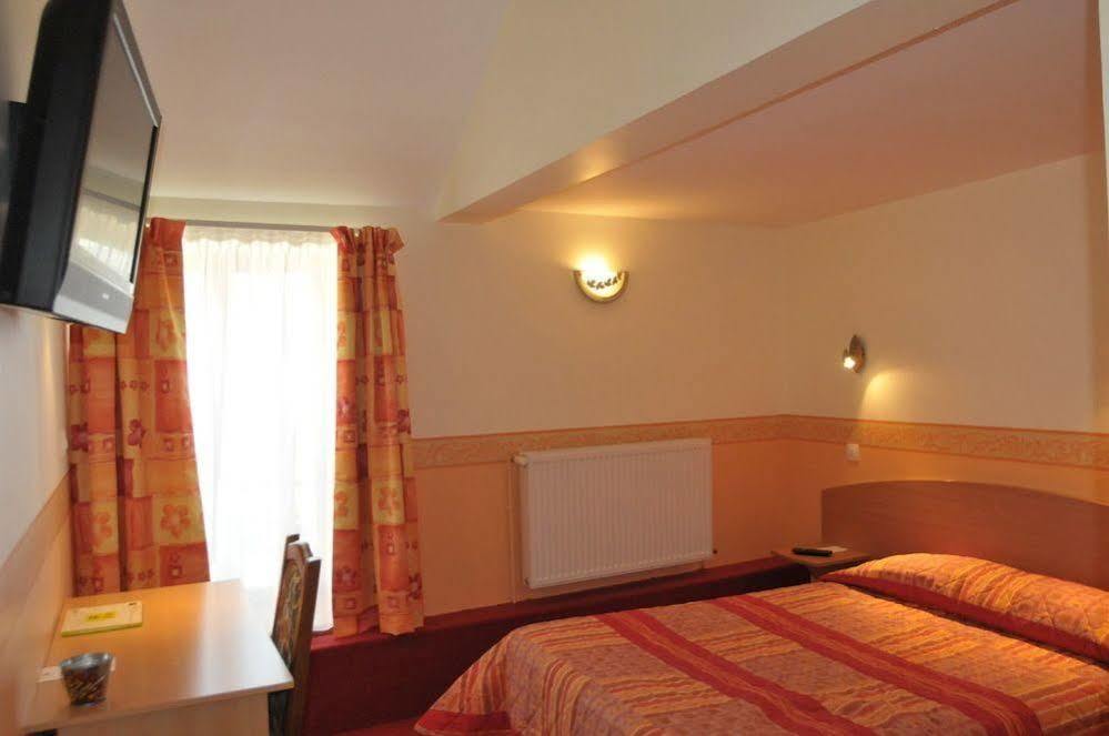 Logis Hotel Le Val De Vence Launois-sur-Vence Exterior foto